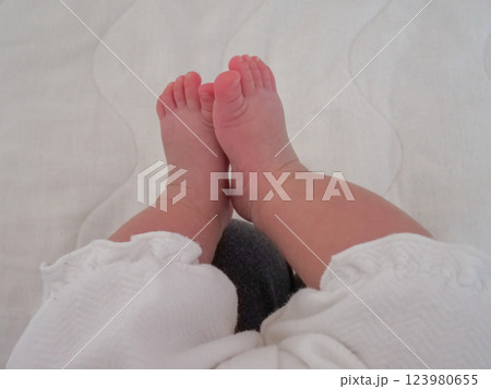 寝返りをする赤ちゃん 123980655