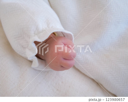 寝返りをする赤ちゃん 寝返りをする赤ちゃん 123980657