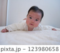 寝返りをする赤ちゃん 123980658