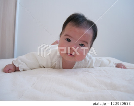 寝返りをする赤ちゃん 寝返りをする赤ちゃん 123980658