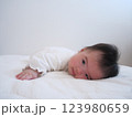 寝返りをする赤ちゃん 123980659