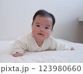 寝返りをする赤ちゃん 123980660