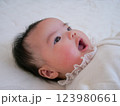 寝返りをする赤ちゃん 123980661