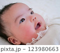 寝返りをする赤ちゃん 123980663