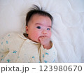 指しゃぶりする赤ちゃん 123980670