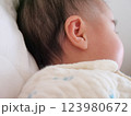 指しゃぶりする赤ちゃん 123980672