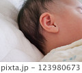 指しゃぶりする赤ちゃん 123980673