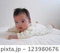 指しゃぶりする赤ちゃん 123980676