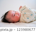指しゃぶりする赤ちゃん 123980677