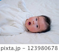 指しゃぶりする赤ちゃん 123980678