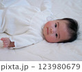 指しゃぶりする赤ちゃん 123980679