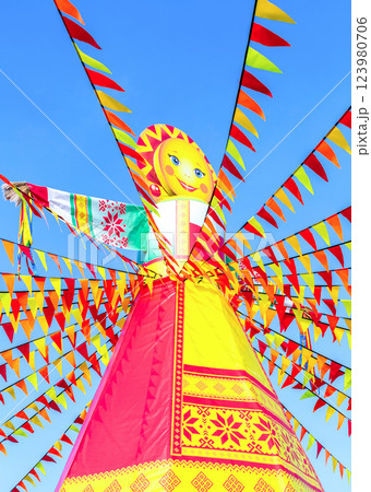 Shrovetide in Russia. Big doll for the burning on the blue sky background 123980706