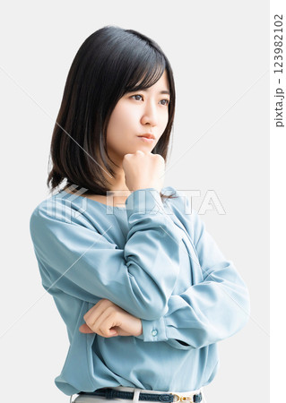 考えごとをする女性・ビジネスウーマン 123982102