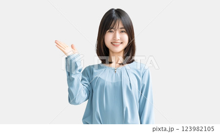 手で案内をする女性・ビジネスウーマン 123982105