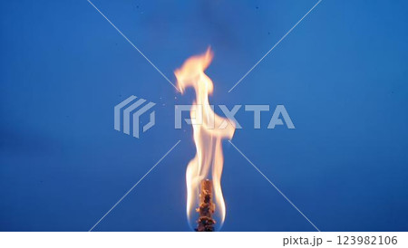 空を背景にした松明 空を背景にした松明 123982106