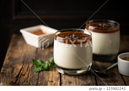 Vanilla panna cotta Vanilla panna cotta 123982241
