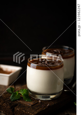 Vanilla panna cotta 123982247