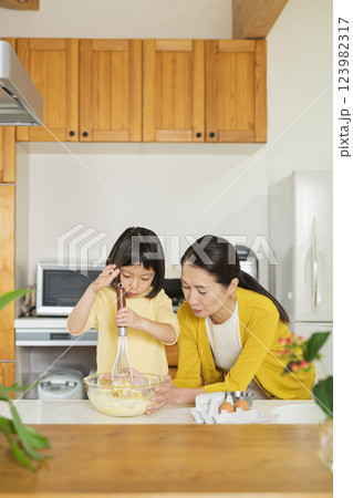 料理をする祖母と孫 料理をする祖母と孫 123982317