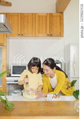 料理をする祖母と孫 料理をする祖母と孫 123982318