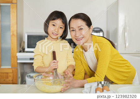 料理をする祖母と孫 料理をする祖母と孫 123982320