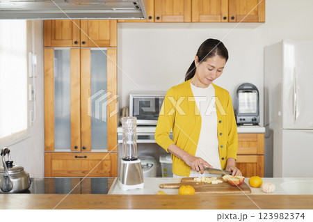 キッチンにいるシニア女性 キッチンにいるシニア女性 123982374