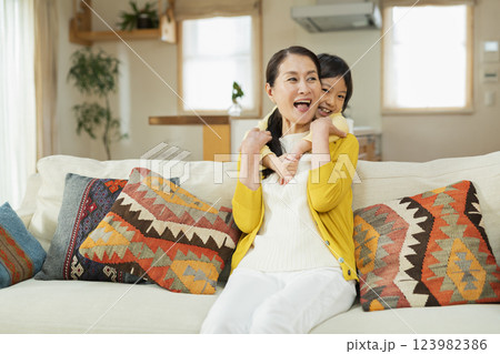 リビングで孫と過ごす祖母 123982386