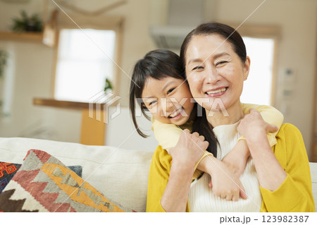 リビングで孫と過ごす祖母 123982387