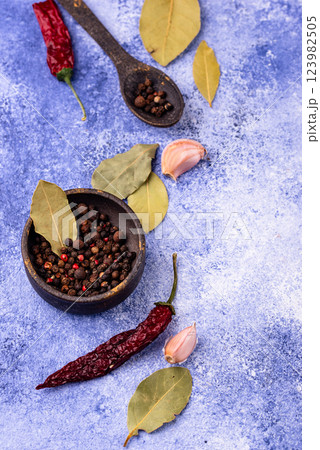 Culinary background with pepper, bay leaf and garlic Culinary background with pepper, bay leaf and garlic 123982505