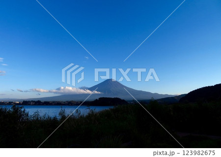 河口湖からの夏の夕方の富士山 123982675