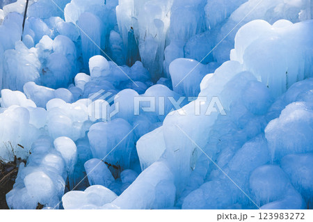 沢山の氷柱 123983272
