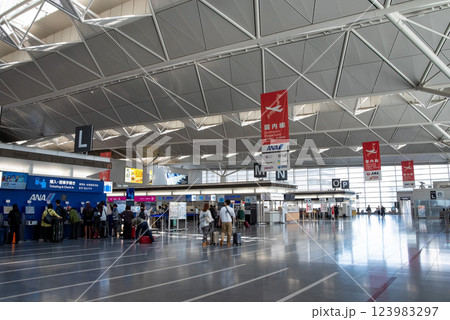 中部国際空港セントレア《国内線チェックインカウンター》 123983297