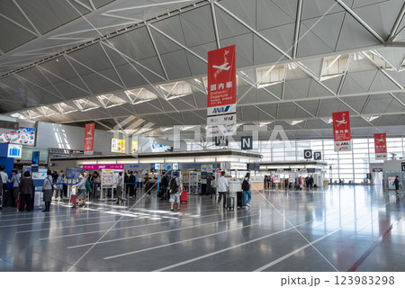 中部国際空港セントレア《国内線チェックインカウンター》 123983298