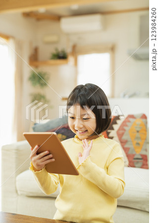 タブレット端末を使う小学生 タブレット端末を使う小学生 123984260