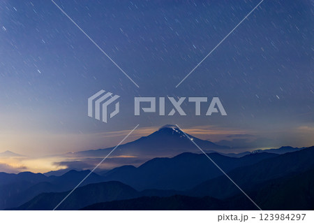 丹沢表尾根・三ノ塔から見る夜の富士山 丹沢表尾根・三ノ塔から見る夜の富士山 123984297