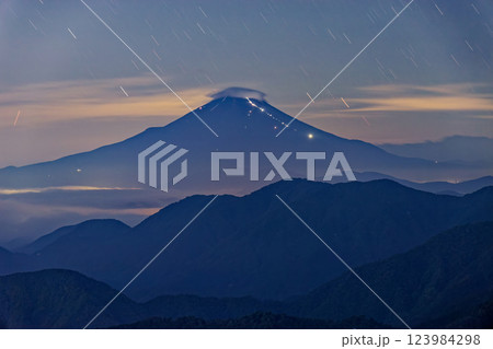 丹沢表尾根・三ノ塔から見る夜の富士山 丹沢表尾根・三ノ塔から見る夜の富士山 123984298