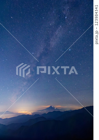 丹沢表尾根・三ノ塔から見る富士山/の夜景と夏の天の川 丹沢表尾根・三ノ塔から見る富士山/の夜景と夏の天の川 123984341