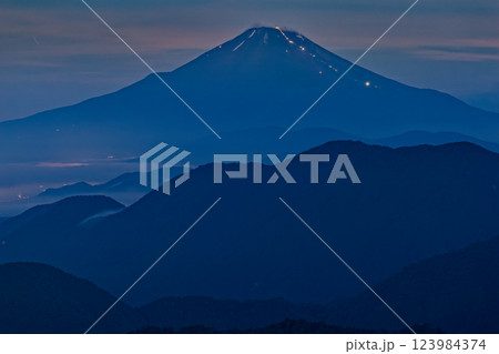 丹沢表尾根・三ノ塔から未明の夏の富士山 123984374