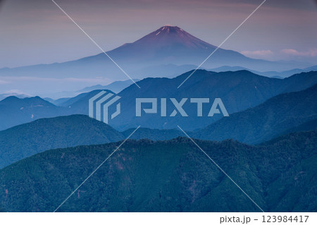 夏の丹沢表尾根・三ノ塔から見る明け方の富士山 夏の丹沢表尾根・三ノ塔から見る明け方の富士山 123984417