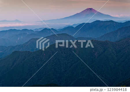 夏の丹沢表尾根・三ノ塔から見る明け方の富士山 123984418