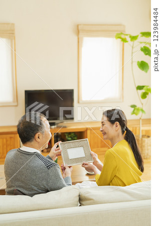 写真を見る老夫婦 123984484