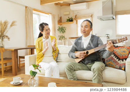 家で楽器を弾くシニア男性 123984486