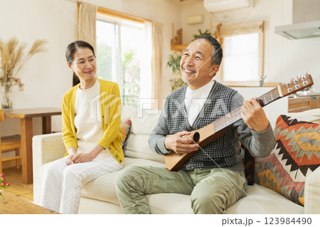家で楽器を弾くシニア男性 123984490