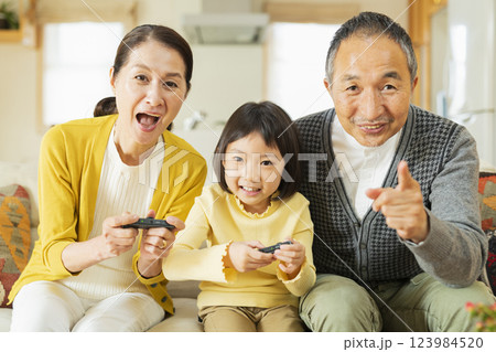 ゲームを楽しむ祖父母と孫 123984520