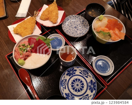 食堂の海鮮丼と山かけ丼 123984584