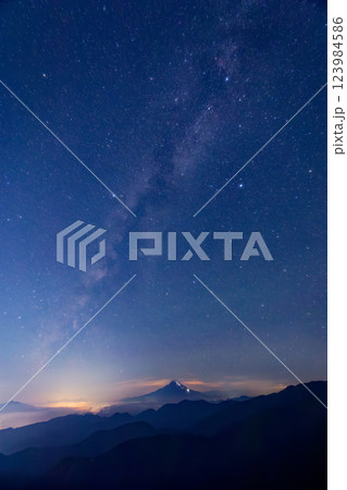 丹沢表尾根・三ノ塔から見る富士山の夜景と夏の天の川 丹沢表尾根・三ノ塔から見る富士山の夜景と夏の天の川 123984586