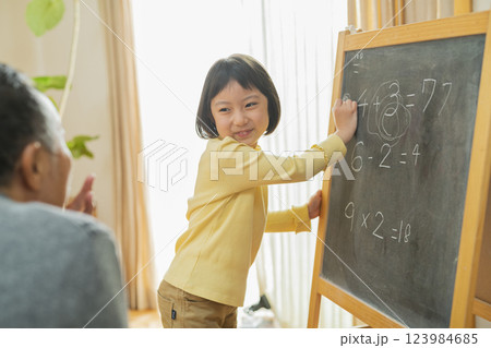 祖父と勉強する孫 123984685