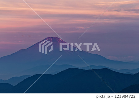 夏の丹沢表尾根・三ノ塔から見る朝焼けの富士山 123984722