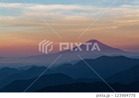 夏の丹沢表尾根・三ノ塔から見る朝焼けの富士山 123984778