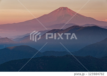 夏の丹沢表尾根・三ノ塔から見る朝焼けの富士山 123984782