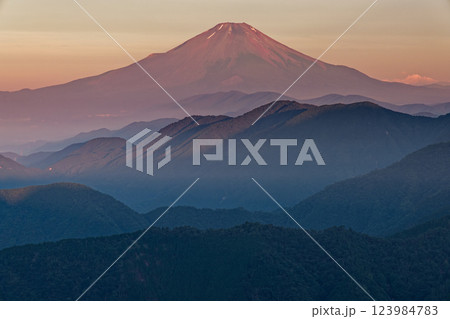夏の丹沢表尾根・三ノ塔から見る朝焼けの富士山 夏の丹沢表尾根・三ノ塔から見る朝焼けの富士山 123984783